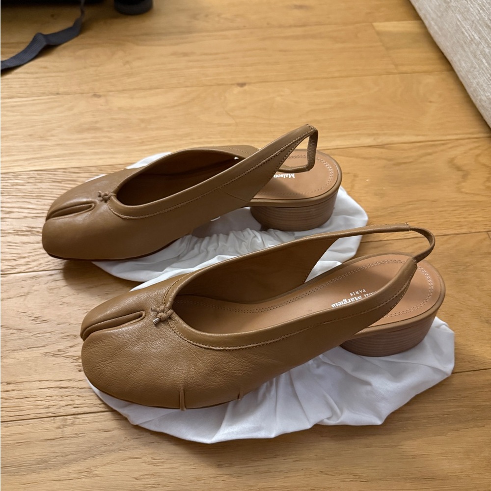 Maison Martin Margiela Brown Tabi Flats - Picture 4 of 6
